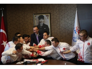 Bakan Kasapoğlu Down Sendromlular Futsal Milli Takımı İle Bir Araya Geldi