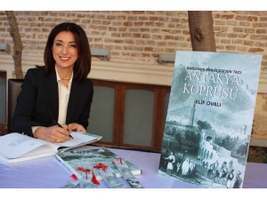 Kitabının Geliriyle Öğrencilere Burs Verecek