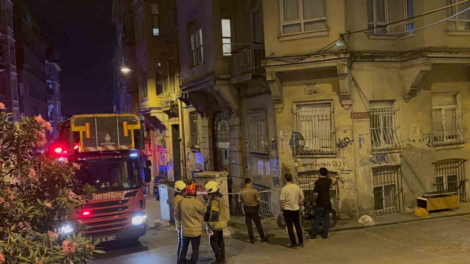 beyoglu-nda-binada-kismi-cokme-meydana-geldi-bina-sakinleri-tahliye-edildi