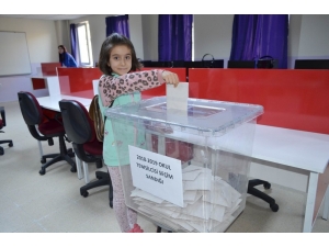 Öğrenciler Sandık Başına Gitti, Oy Kullanıp Temsilci Seçti