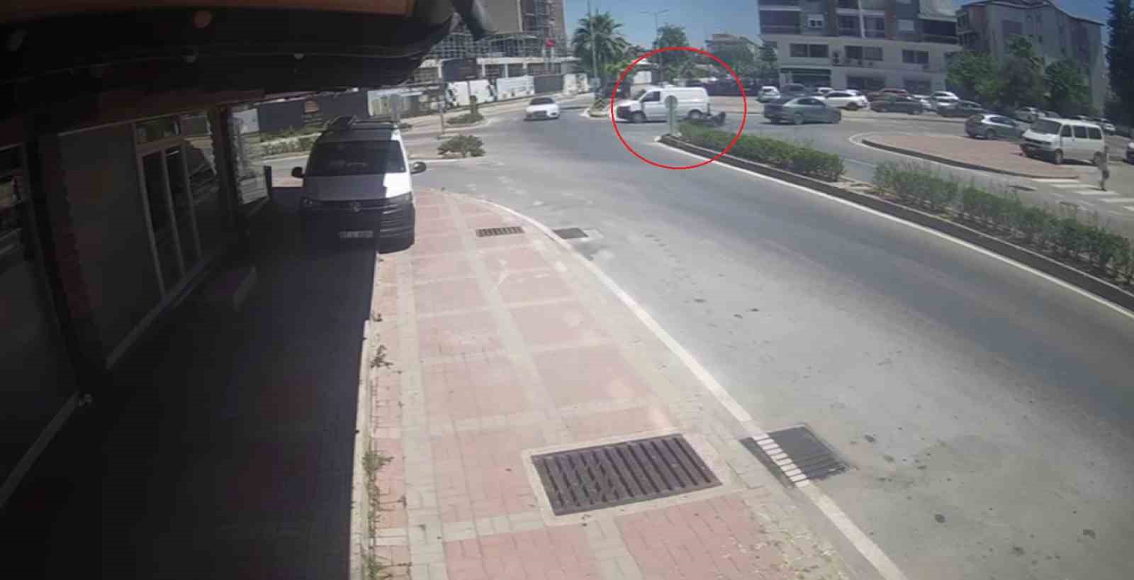 kamyonete-carpmamak-icin-fren-yapti-devrilen-motosikletiyle-suruklenip-yaralandi