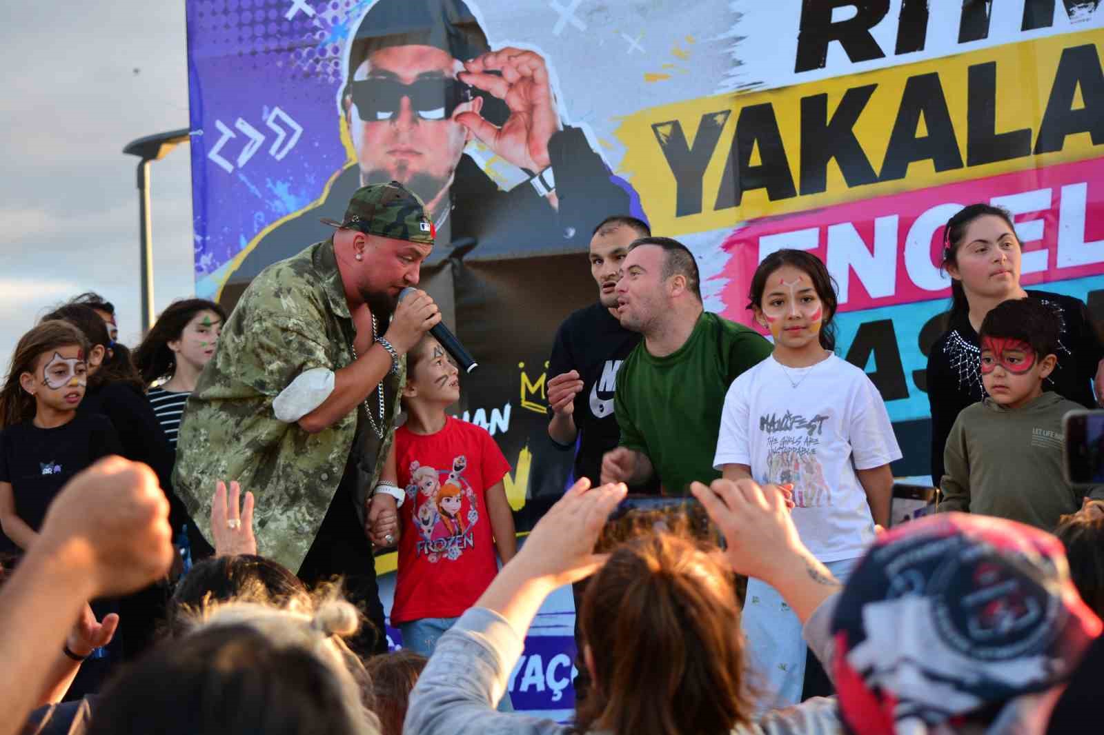 corum-da-rap-konserinde-ozel-bireyler-doyasiya-eglendi