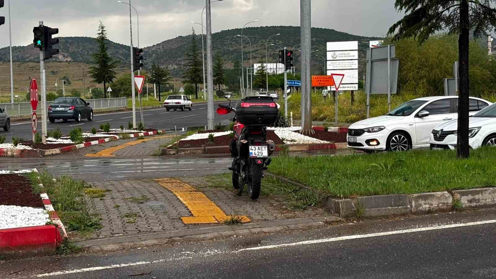 tavsanli-da-otomobille-carpisan-motosikletli-yaralandi