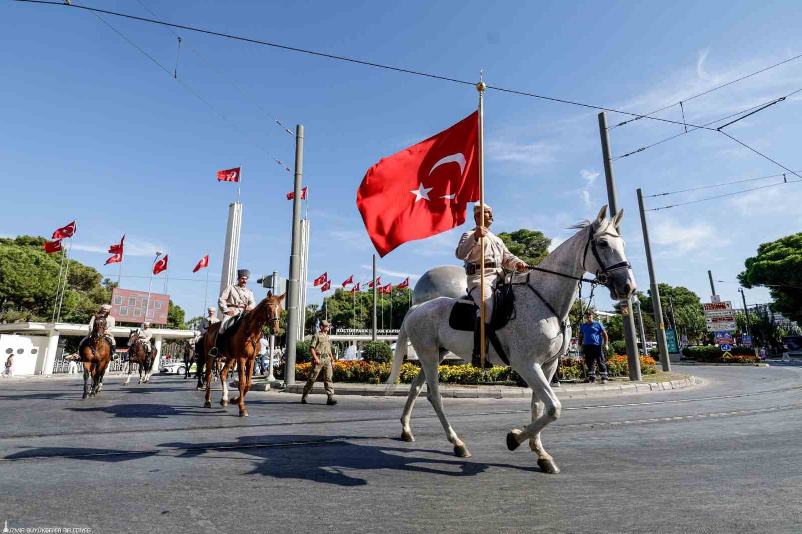 izmir-de-havada-karada-kurtulus-coskusu