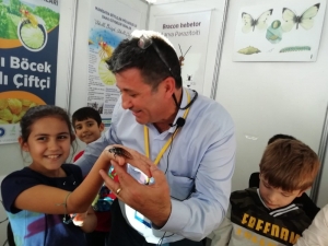 Çocuklar Tarım Fuarında Böcek Fobilerini Yendi