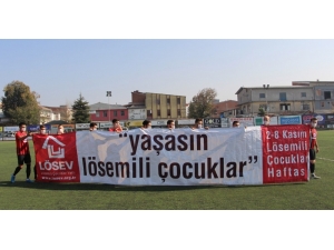 Futbolcular Sahaya Maskeyle Çıktılar
