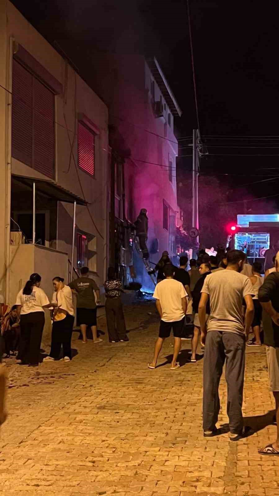 izmir-de-bir-otelde-cikan-yanginda-patlama-sesi-panige-neden-oldu