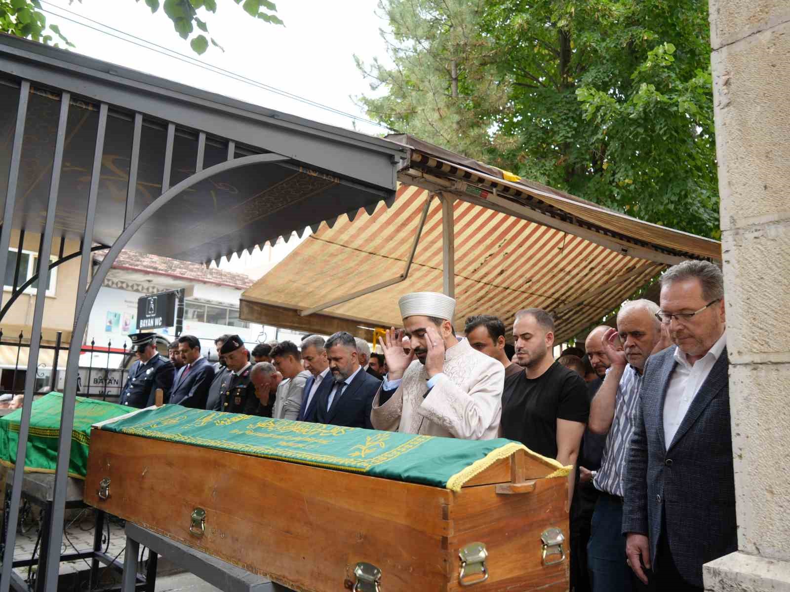 silahli-saldirida-olen-kuyumcu-toptancisi-memleketinde-topraga-verildi