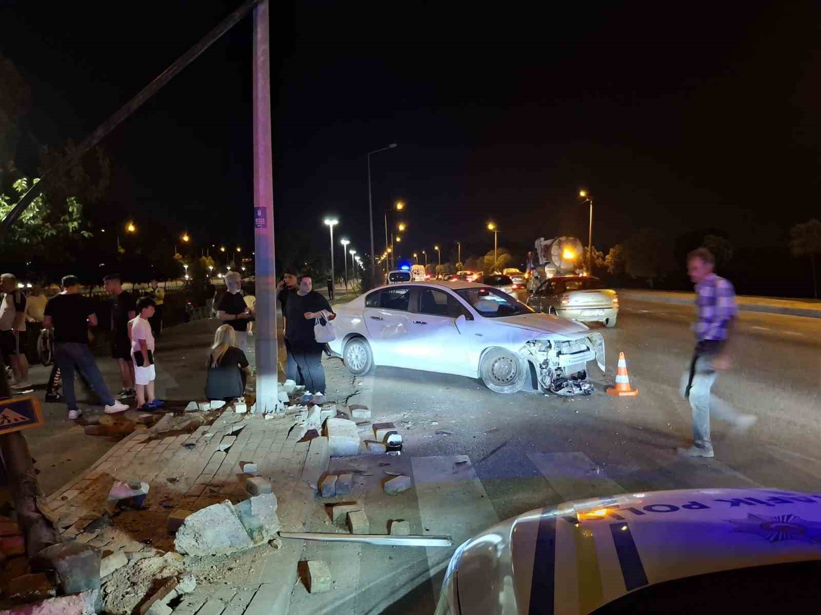 makas-atan-otomobille-birlikte-iki-arac-dereye-uctu-6-yarali