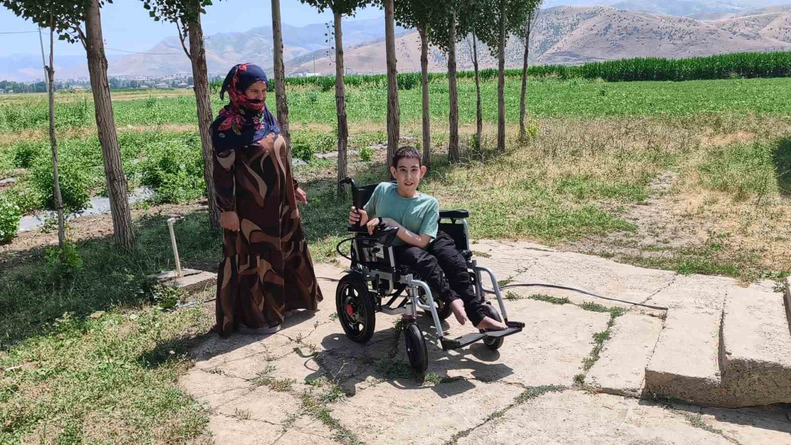 spina-bifida-hastaligi-bulunan-yusuf-a-akulu-sandalye-destegi