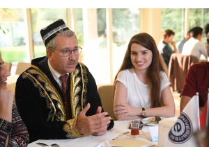 Rektör Budak, Yabancı Uyruklu Egelileri Ağırlıyor