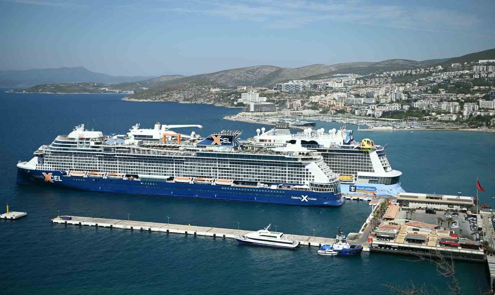 kusadasi-na-2-kruvaziyerle-7-bin-818-turist-geldi