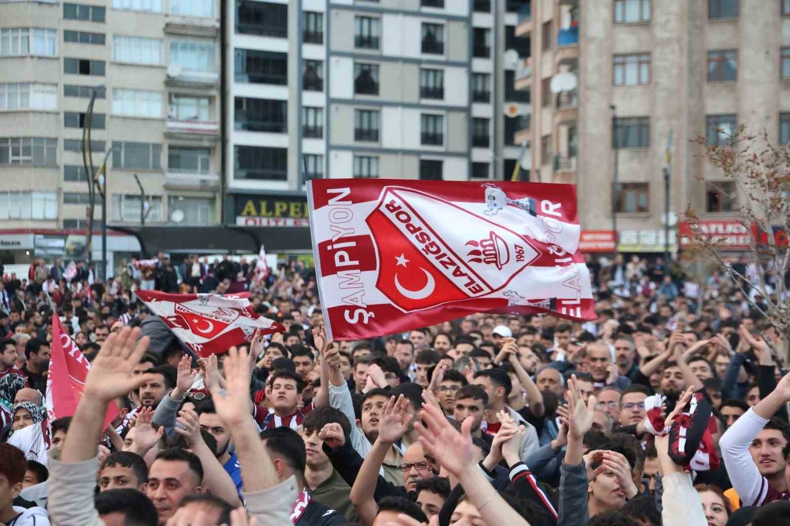 elazig-da-binlerce-taraftar-dev-ekranda-maci-izledi