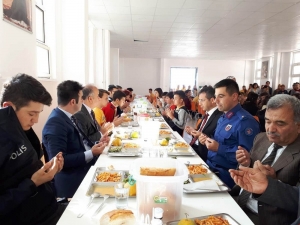 Kaymakam Korkuta, Öğrencilerle Yemek Yedi Başarılar Diledi