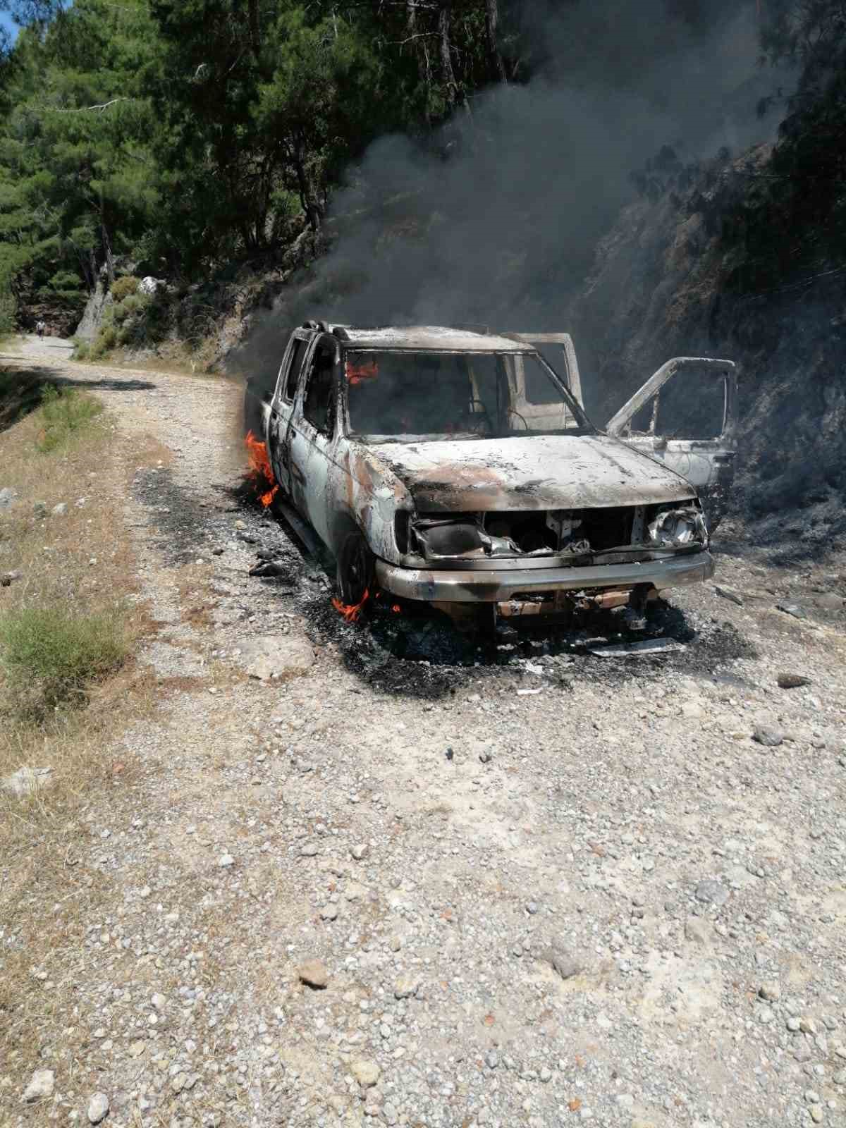 seyir-halindeki-aracta-cikan-yangin-ormanlik-alana-sicradi
