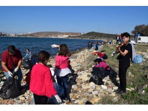 Öğrencilerden Keman Eşliğinde Çevre Temizliği
