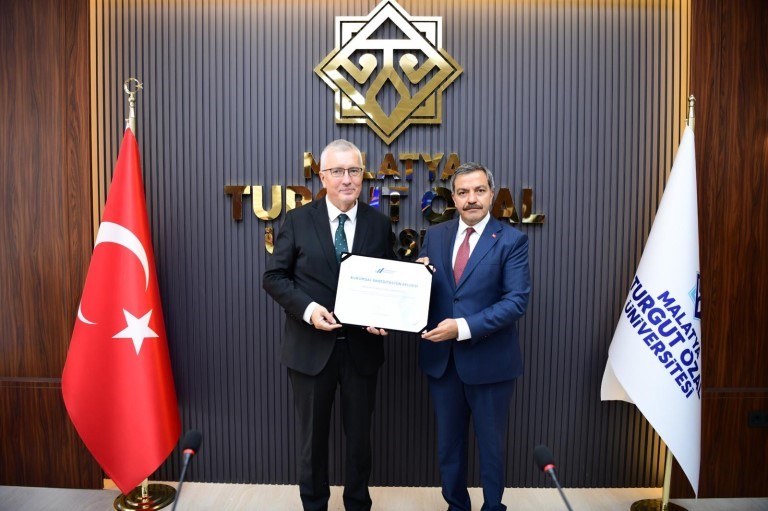 malatya-turgut-ozal-universitesi-kurumsal-akreditasyon-belgesi-ni-aldi