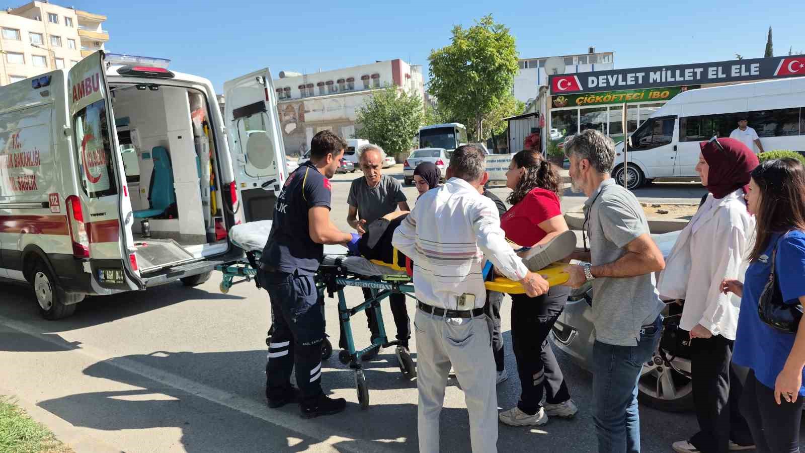 otomobil-yaya-gecidinde-yayaya-carpti-1-yarali