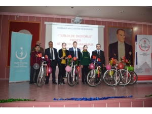 Kırıkkale’de “Tatilde De Okuyoruz" Yarışmasında Öğrencilere Ödül