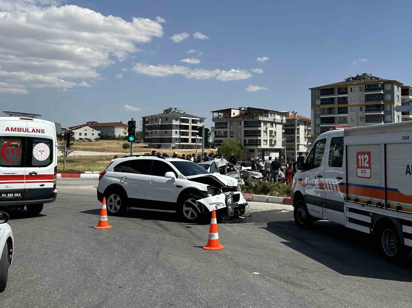 usak-ta-otomobil-ile-cip-carpisti-3-yarali