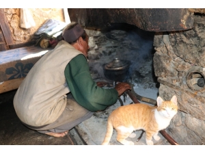 Kör, Sağır Ve Dilsiz Yaşlı Kardeşlerin Yaşam Mücadelesi