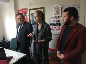 Kızılay Gönüllü Öğrencilere Rozet Hediye Etti