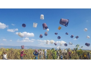 Eve Dönüş Sevinci Yaşayan İşçiler Kovalarını Fırlattı