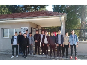 Öğrenciler Şehitlik Çevresindeki Çöpleri Topladı