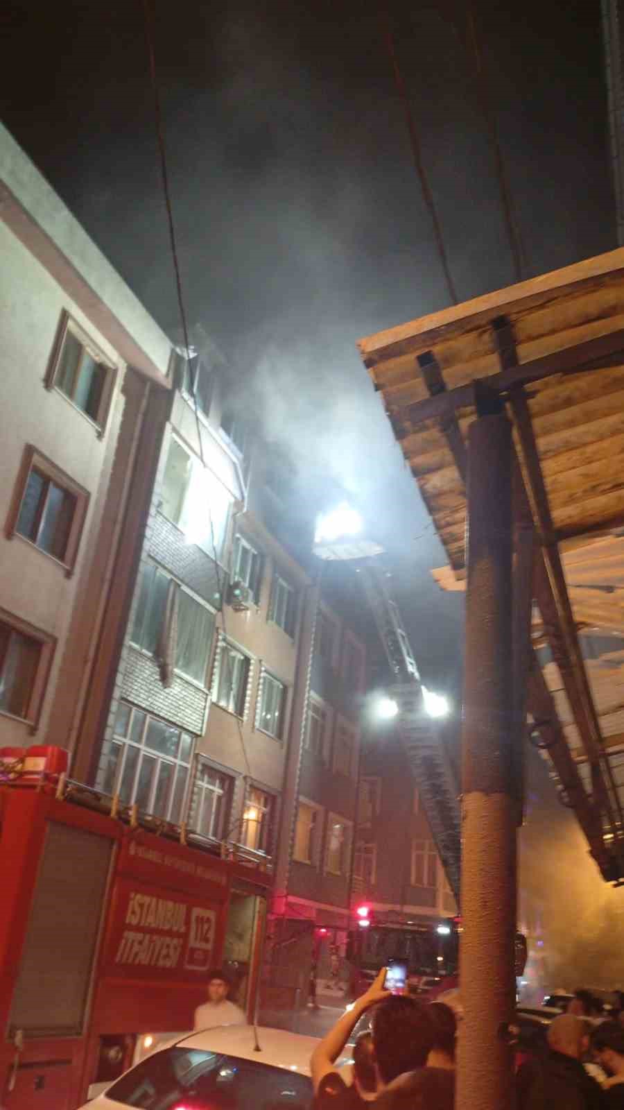 kucukcekmece-de-cati-katinda-cikan-yanginda-1-kisi-yaralandi