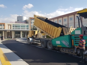 Niğde Belediyesi Hastane İçerisinde Yolları Asfalt Yaptı