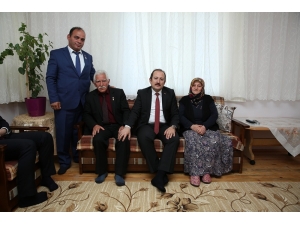 Vali Pehlivan Şehit Jandarma Komando Er Samet Akdeniz’in Ailesini Ziyaret Etti