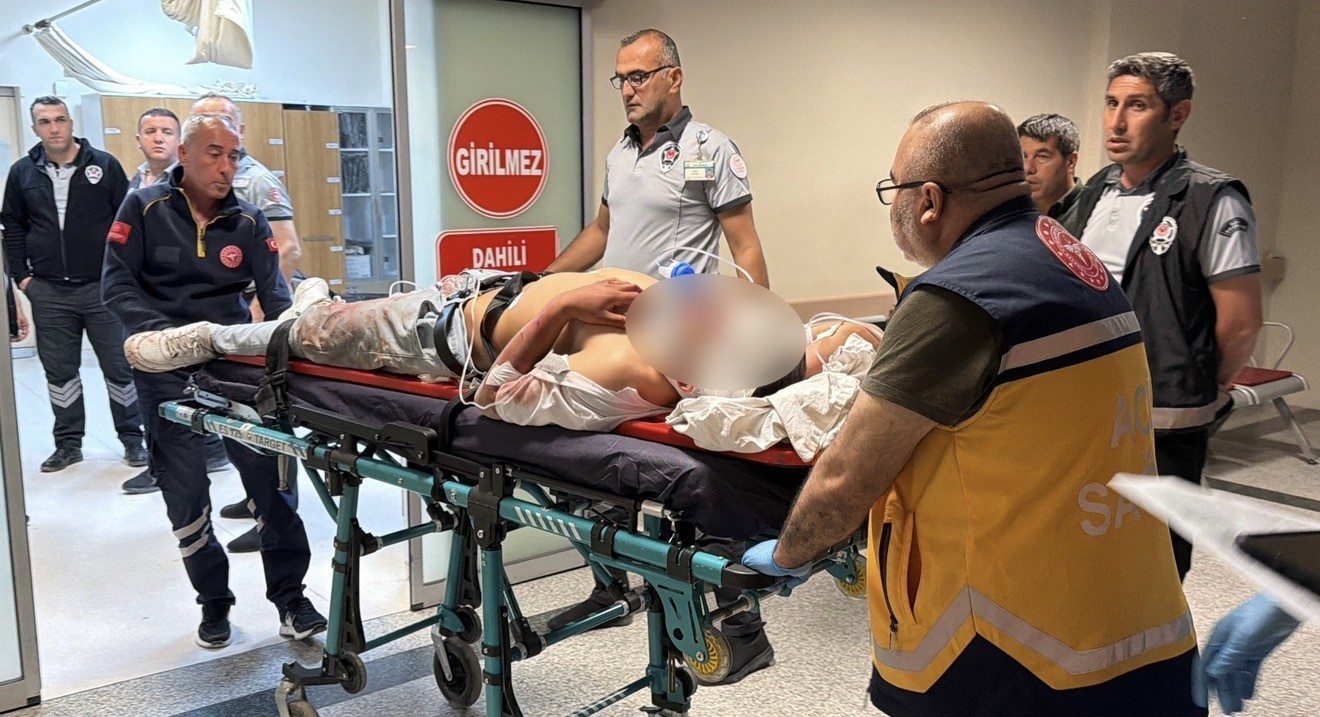 motosiklet-elektrik-diregine-carpti-1-i-agir-2-yarali