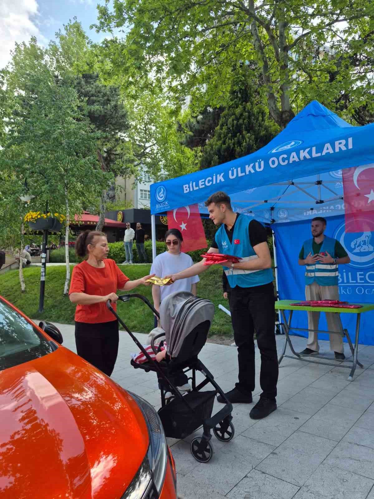 ulku-ocaklari-ndan-anneler-gunu-nde-kadinlara-hediye