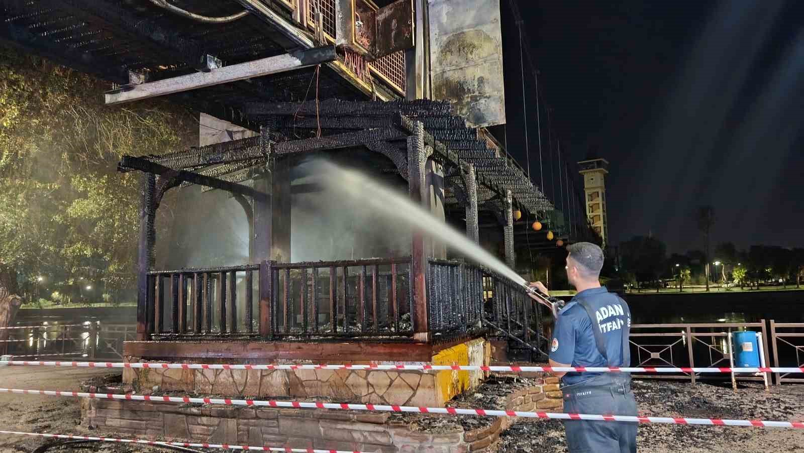 adana-da-asma-yaya-koprusunde-yangin-20-metrelik-bolum-yandi