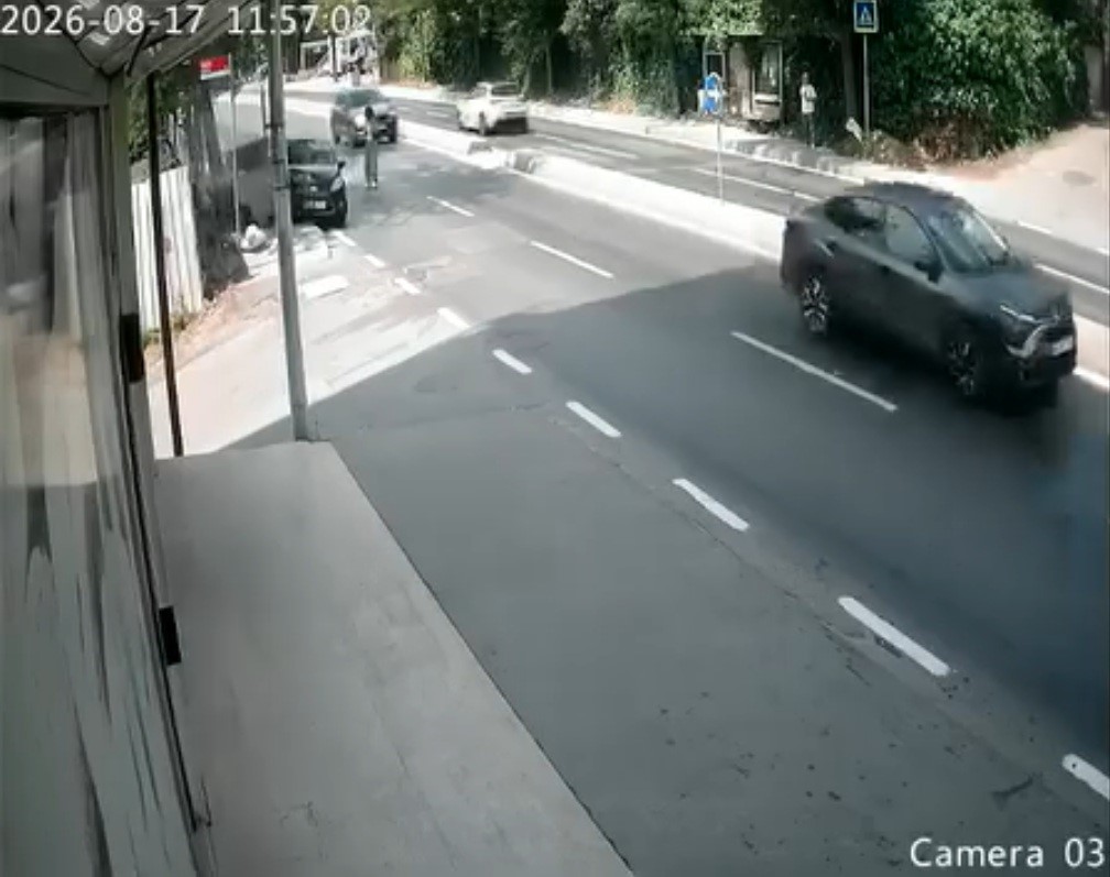 yayaya-carpmamak-icin-direksiyonu-kirdi-kaza-boyle-geldi