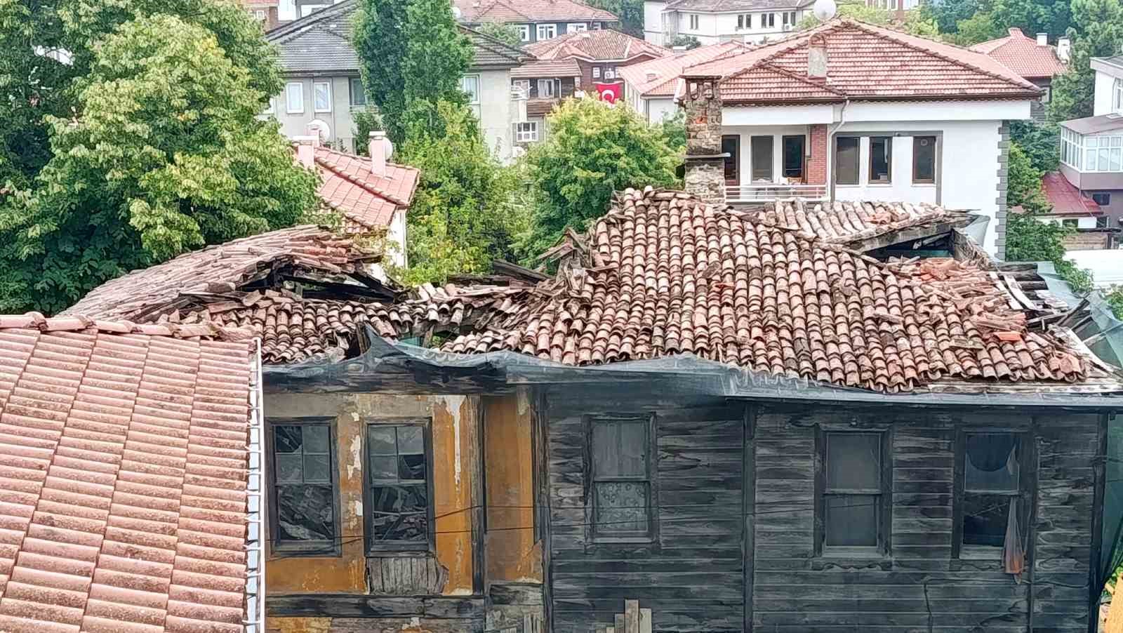 tarihi-binanin-catisi-saganak-yagis-sonrasi-coktu