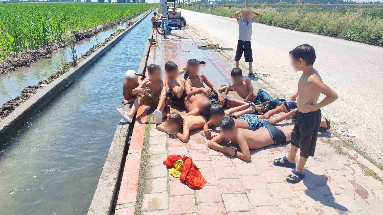 adana-da-cocuklarin-kanal-keyfi-kaldirim-plaja-dondu
