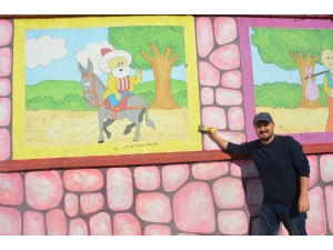 İşitme Engelli Ressam, Yeteneğini Fırçasıyla Konuşturuyor