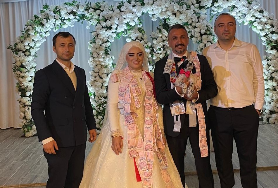 dugunde-altin-yerine-kopek-takti
