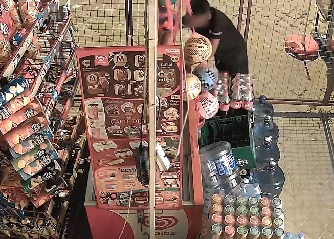 marketin-kapisini-kirip-iceri-giren-cocuklar-marketi-talan-etti