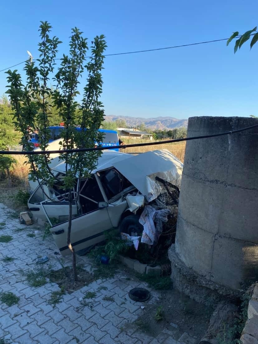 once-cop-konteynerine-ardindan-duvara-carpti-otomobil-hurdaya-dondu-surucu-yaralandi