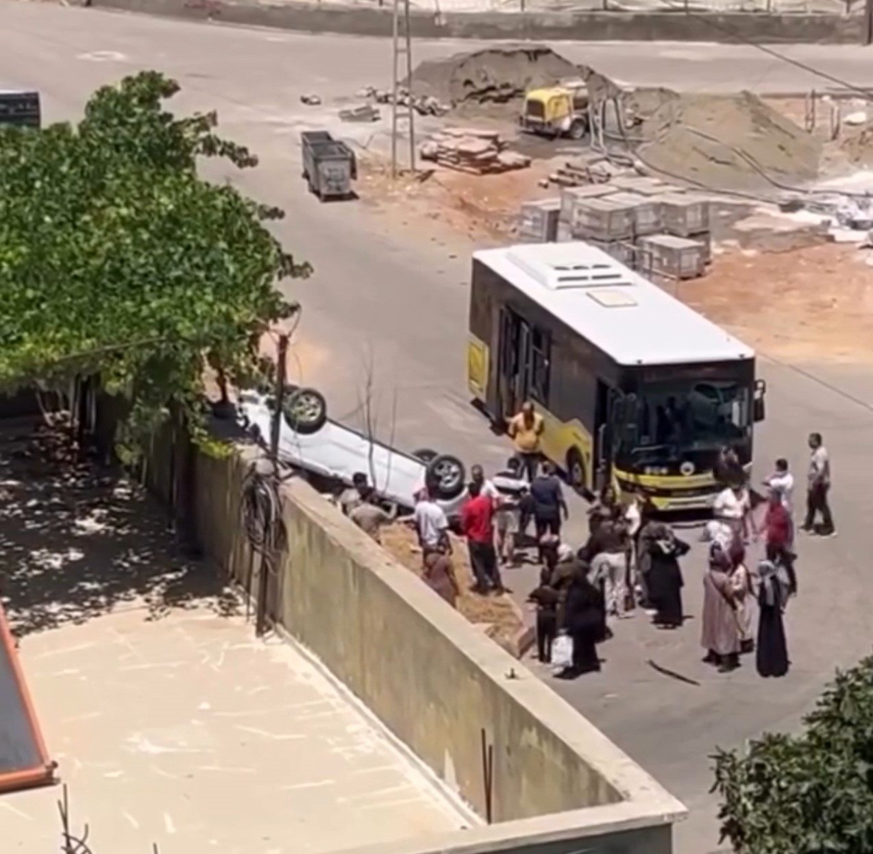 siirt-te-belediye-otobusu-ile-hafif-ticari-arac-carpisti-1-yarali
