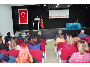 Sezer; “Akıllı Telefonlar, Birer Susturucu Olarak Görülüyor”