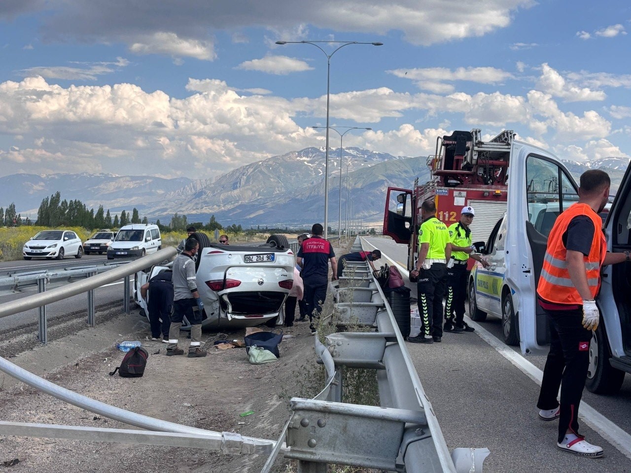 erzincan-da-ters-donen-otomobilin-surucusu-kazayi-yara-almadan-atlatti