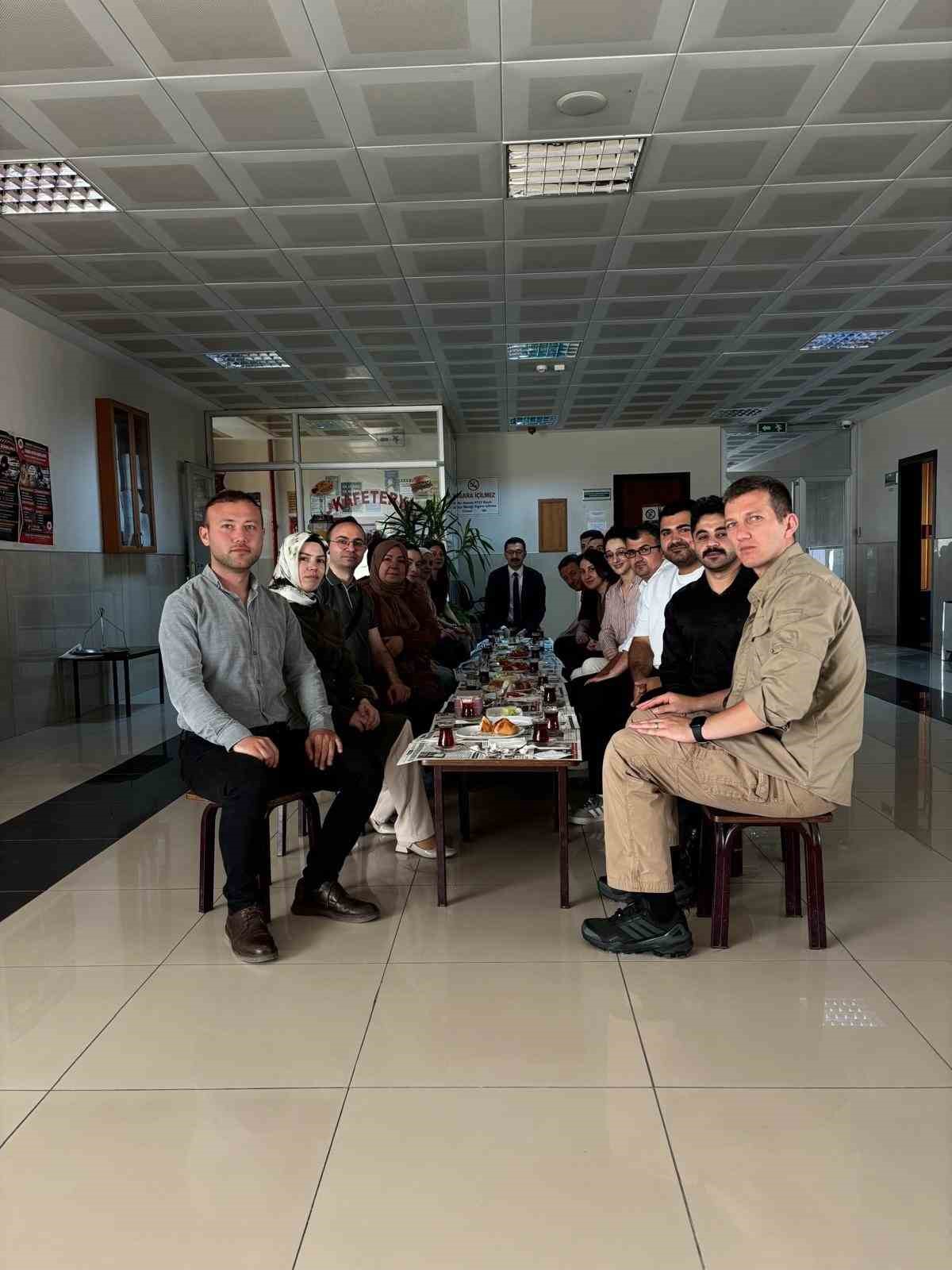 karacabey-adliyesi-ne-sabah-en-erken-gelen-personele-surpriz-kahvalti