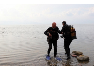 Eski Bakan Kirliliğe Dikkat Çekmek İçin Sapanca Gölüne Dalış Yaptı