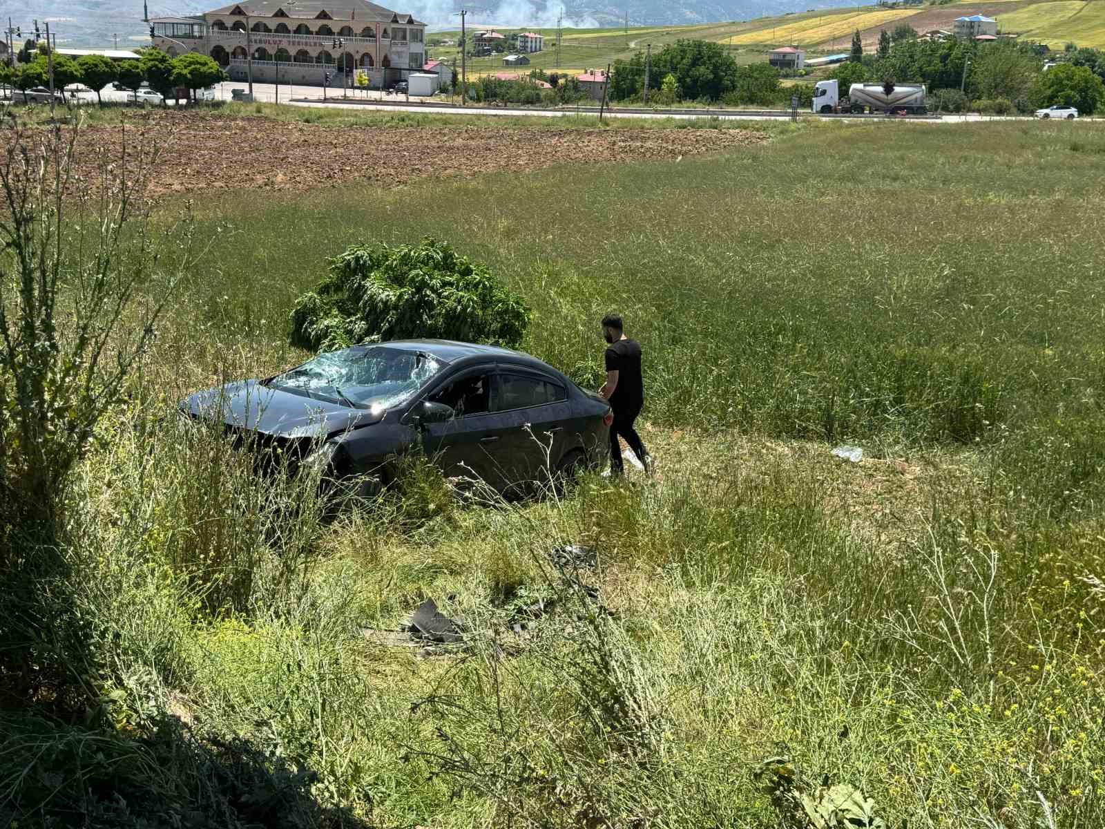 elazig-da-otomobil-tarlaya-uctu-3-yarali