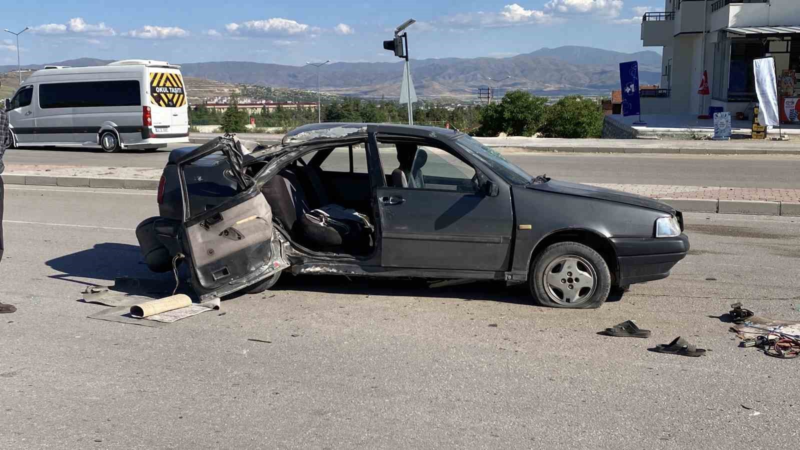 elazig-da-otomobil-aydinlatma-diregine-carpti-1-i-agir-3-yarali
