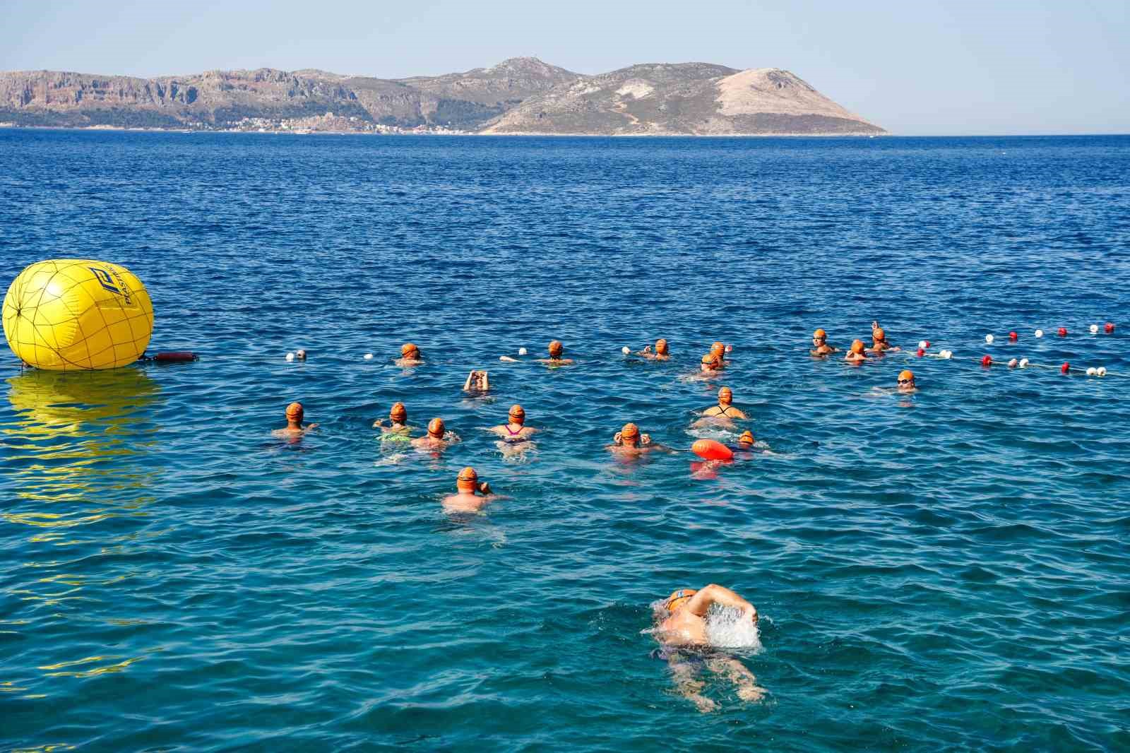 meis-kas-yuzme-maratonu-nda-sporcular-dostluk-icin-kulac-atti