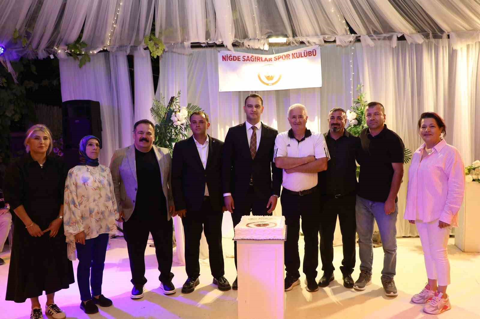 nigde-sagirlar-spor-kulubu-super-lig-e-yukselmeyi-kutladi
